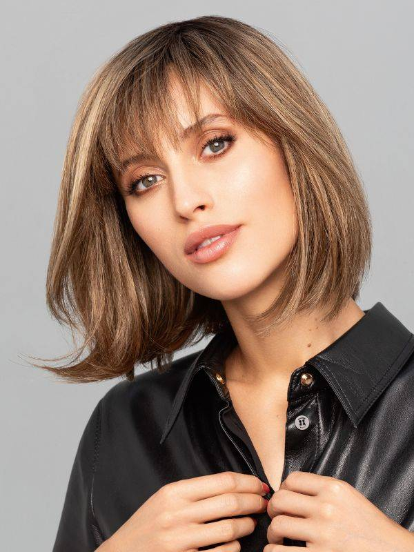 Entdecken Sie Carley Mono Top — mittellanger Bob mit geschichtetem Pony, um Alopezie elegant zu kaschieren.