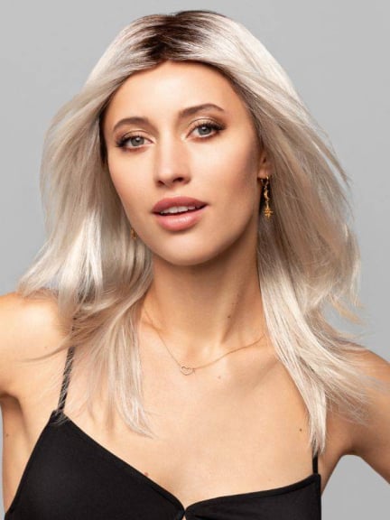 Jana Mono Lace: lange Perücke, seitlicher Pony und unsichtbarer Haaransatz