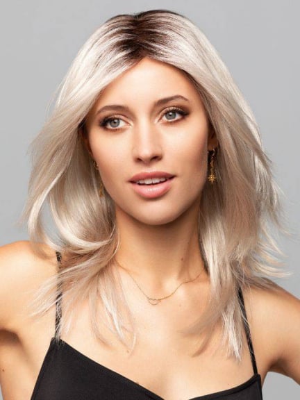Jana Mono Lace: lange Perücke, seitlicher Pony und unsichtbarer Haaransatz