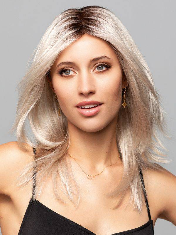 Perücke Jana Mono Lace Gisela Mayer: langes Haar, Seitenscheitel, unsichtbare Lace-Front, natürliches und dezentes Volumen