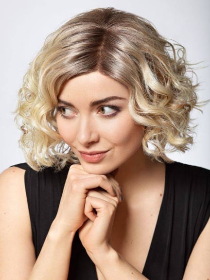 Perücke Magic Whisper – mittellang, enge Locken und natürliches Volumen