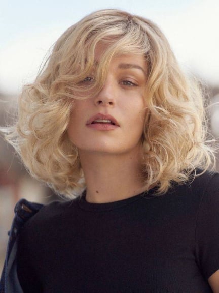 Perücke Chloé: mittellange Locken und Pony, NJ-Faser und Antirutsch für einen natürlichen Look.