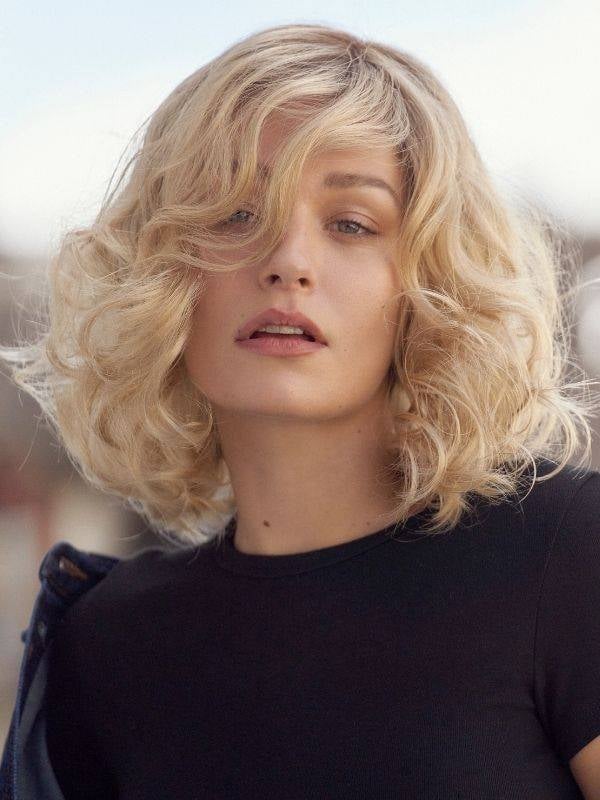 Perücke Chloé NJ Création halblang und gewellt, seitlicher Pony, dezenter Fronttüll und Antiglisse-Halt