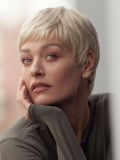 Perücke Zazie NJ Création: kurzer Pixie-Cut, NJ-Kunstfaser, Tüll-Stirnrand, rutschfeste Halterung.