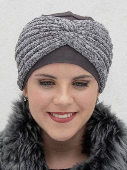 Stirnband Stef gestrickt, zentrale Verflechtung — Stil, Volumen und Wärme 100% Acryl