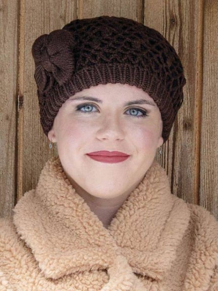 Baskenmütze Sofia – Strickmütze aus Acryl mit Blumenverzierung, weich und warm für den Winter
