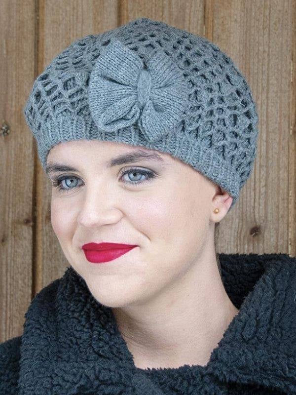 Damen-Béret Sofia MM Paris aus weichem Akriltrikot mit Blume, ideal für den Winter