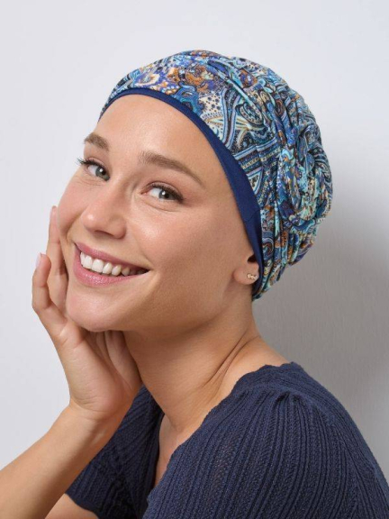 Turban Wagram, Tropenmuster und repositionierbare Blume – elegant und komfortabel