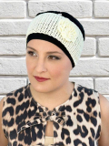 Bandeau Vélia MMParis aus Spitze, allein oder über einem Turban getragen – schickes und glamouröses Accessoire für den Winter