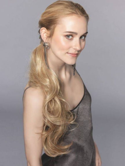 Erleben Sie Ponytail Champagne in goldblond 50 cm eleganter Clipponytail mit natürlichen Wellen