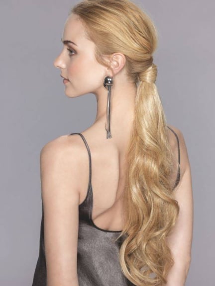 Erleben Sie Ponytail Champagne in goldblond 50 cm eleganter Clipponytail mit natürlichen Wellen
