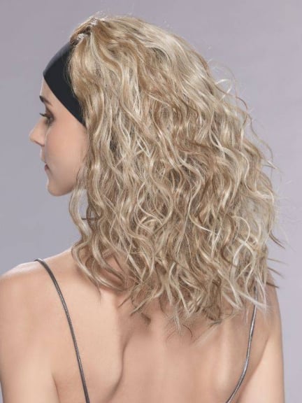 Entdecken Sie die Halbperücke Cosmopolitan: Locken und Volumen
