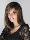 Perücke Carrie Perucci: langes, glattes Haar mit Pony, glamouröser Natureffekt und leichte Bewegung.