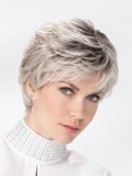 Perücke Posh Deluxe Ellen Wille: kurzer Schnitt mit langem Nacken, extra-langer Stirnpartie aus Tüll, hochwertige Kunstfasern, E