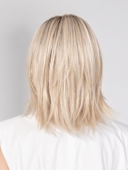 Entdecken Sie die Perücke Whisper Comfort: elegante mittellange Länge, medizinischer Komfort, Rooted- & Balayage-Effekte