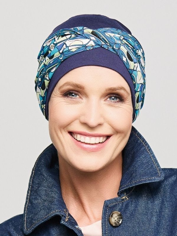 Stirnband Zoye Gisela Mayer aus weicher Viskose, getragen auf der Mütze Cap Nele Blue (Ref. B-305).