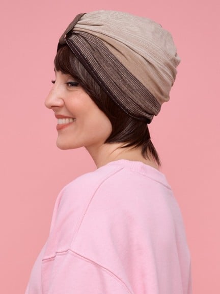 Sehen Sie die Assalit-Haube in Beige für einen raffinierten Stil und optimalen Komfort