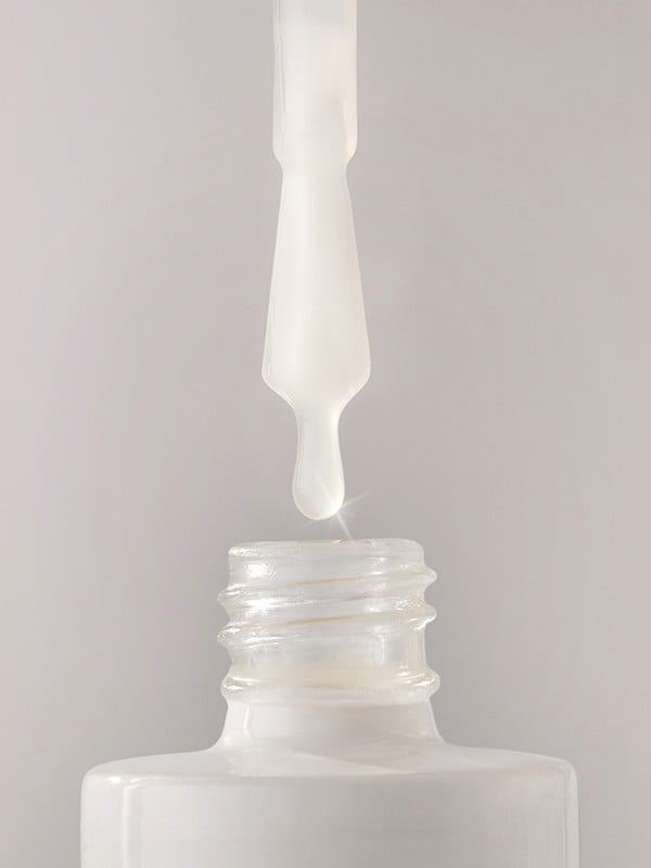 Stärkendes Serum MÊME 10 ml: Nagelpflege für gerillte, weiche und brüchige Nägel, 72% Inhaltsstoffe natürlichen Ursprungs, Pinse