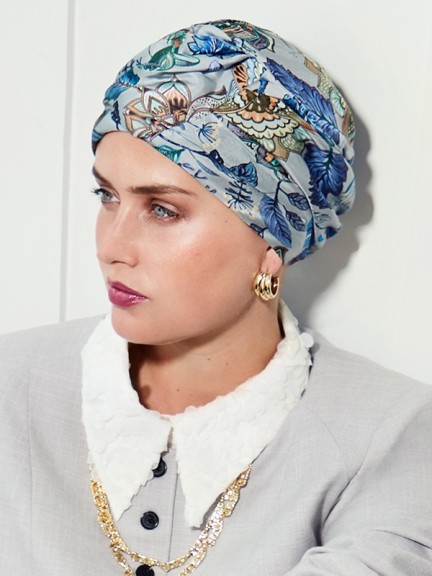 Mütze Boho Haute Couture Christine Headwear mit aufgenähtem Seidenband, erhältlich in infini chic, corsica und santorini.