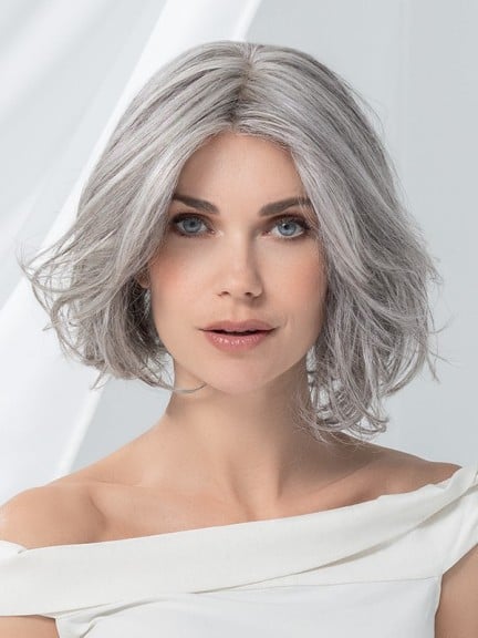 Entdecken Sie Elegance Mono – Mittelange Prime Power Perücke von Ellen Wille