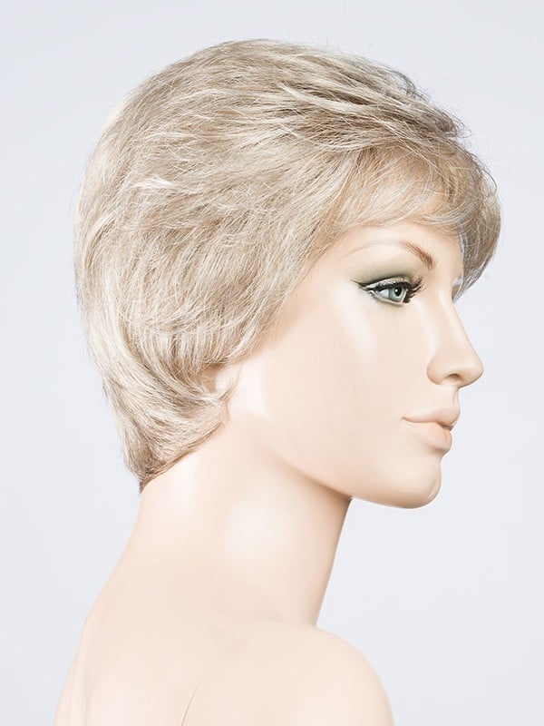 Perücke Alba Comfort kurz mit Stufenschnitt und Rooted-Effekt (dunkle Ansätze), moderner und natürlicher Look, ideal für den All
