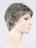 Perücke Alba Comfort kurz mit Stufenschnitt und Rooted-Effekt (dunkle Ansätze), moderner und natürlicher Look, ideal für den All