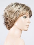 Perücke Club 10 rooted mix: Volumen hinten, dunkler Ansatzeffekt und Highlights, ungezwungener Styling-Look