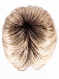 Perücke Club 10 rooted mix: Volumen hinten, dunkler Ansatzeffekt und Highlights, ungezwungener Styling-Look