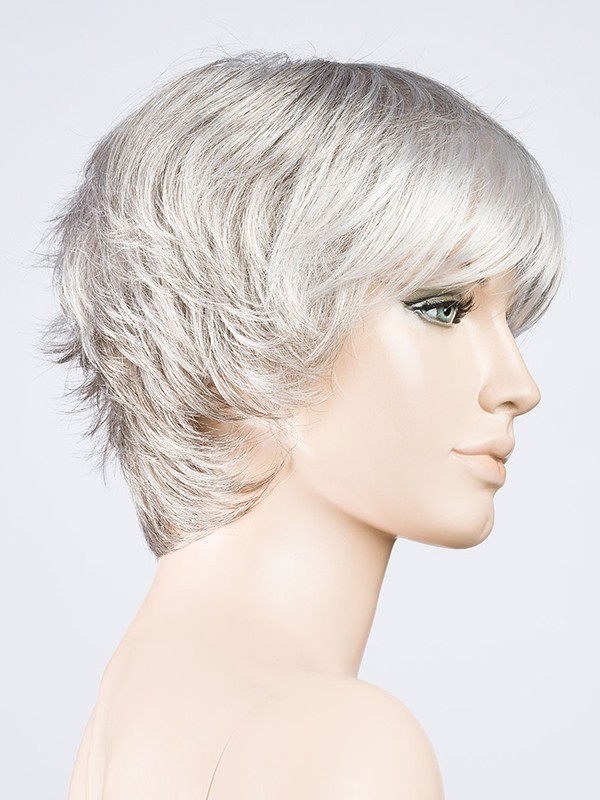 Perücke Club 10 rooted mix: Volumen hinten, dunkler Ansatzeffekt und Highlights, ungezwungener Styling-Look