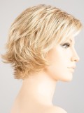 Perücke Date rooted mix: kurzer Stufenschnitt, dunkler Ansatz-Effekt und Balayage, natürliches und leichtes Finish