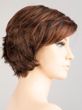 Perücke Date rooted mix: kurzer Stufenschnitt, dunkler Ansatz-Effekt und Balayage, natürliches und leichtes Finish