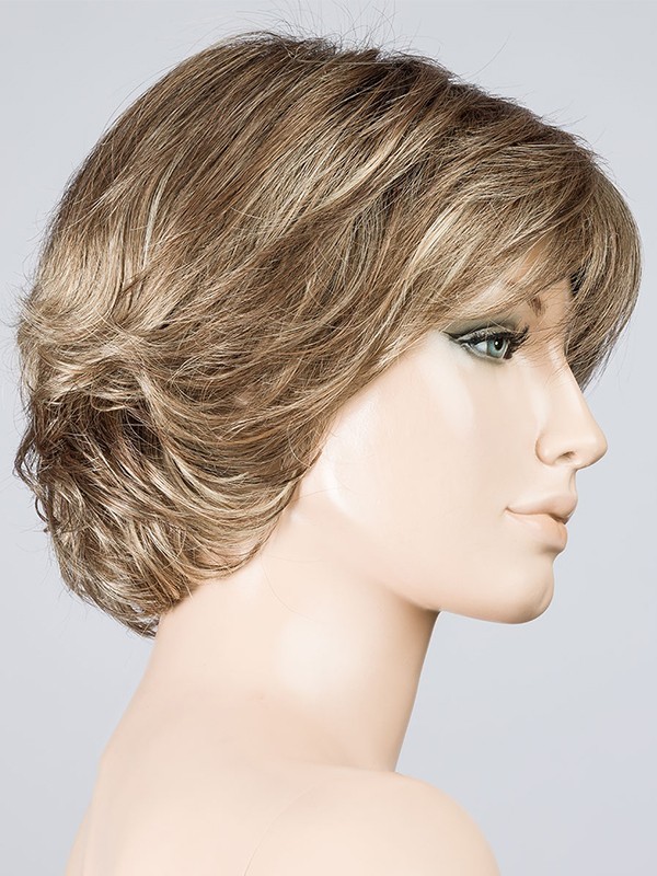 Perücke Flair Mono: feminischer welliger Bob mit Kinofolie, dunklem Ansatz-Effekt und natürlichem Balayage.