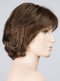 Perücke Flair Mono: feminischer welliger Bob mit Kinofolie, dunklem Ansatz-Effekt und natürlichem Balayage.