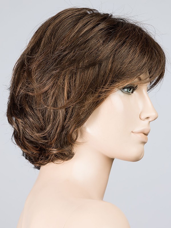 Perücke Flair Mono: feminischer welliger Bob mit Kinofolie, dunklem Ansatz-Effekt und natürlichem Balayage.