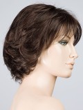 Perücke Flair Mono: feminischer welliger Bob mit Kinofolie, dunklem Ansatz-Effekt und natürlichem Balayage.