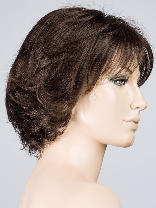 Perücke Flair Mono: feminischer welliger Bob mit Kinofolie, dunklem Ansatz-Effekt und natürlichem Balayage.