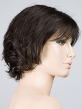 Perücke Flair Mono: feminischer welliger Bob mit Kinofolie, dunklem Ansatz-Effekt und natürlichem Balayage.