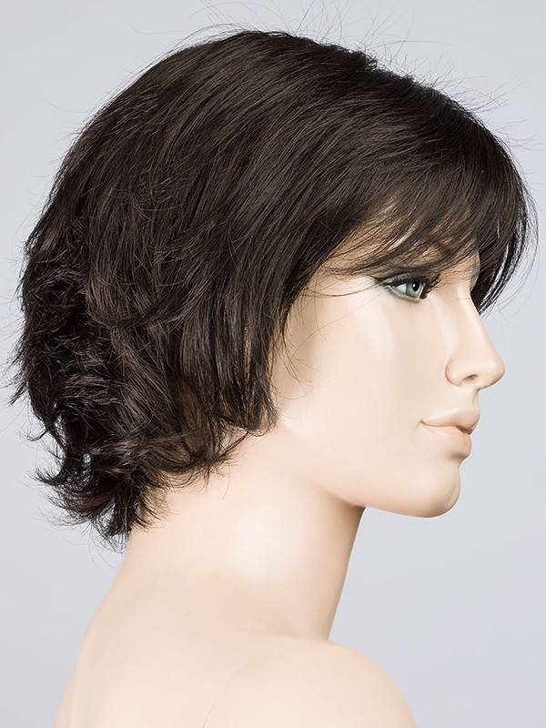 Perücke Flair Mono: feminischer welliger Bob mit Kinofolie, dunklem Ansatz-Effekt und natürlichem Balayage.