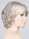 Perücke Flair Mono: feminischer welliger Bob mit Kinofolie, dunklem Ansatz-Effekt und natürlichem Balayage.