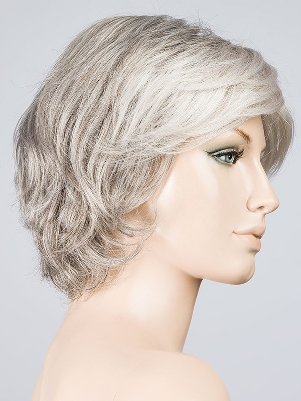 Perücke Flair Mono: feminischer welliger Bob mit Kinofolie, dunklem Ansatz-Effekt und natürlichem Balayage.