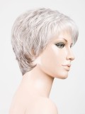 Kurze, gestufte und spitz zulaufende Perücke Foxy Small mit dunklem Ansatzeffekt und Balayage-Strähnen, für kleinen Kopfumfang 4