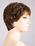 Perücke Foxy kurzer gestufter und ausgefranseter Schnitt, dunkler Ansatzeffekt und Balayage-Mix, für einen natürlichen und dynam