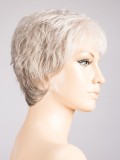 Perücke Foxy kurzer gestufter und ausgefranseter Schnitt, dunkler Ansatzeffekt und Balayage-Mix, für einen natürlichen und dynam