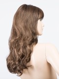 Perücke Pretty Hair Power: Hollywood-Locken und voluminöser Pony, schicker Look mit dunklem Ansatzeffekt oder Balayage-Mix.