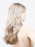 Perücke Pretty Hair Power: Hollywood-Locken und voluminöser Pony, schicker Look mit dunklem Ansatzeffekt oder Balayage-Mix.