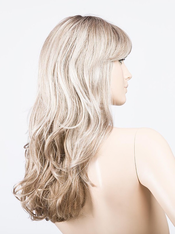 Perücke Pretty Hair Power: Hollywood-Locken und voluminöser Pony, schicker Look mit dunklem Ansatzeffekt oder Balayage-Mix.
