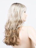 Perücke Pretty Hair Power: Hollywood-Locken und voluminöser Pony, schicker Look mit dunklem Ansatzeffekt oder Balayage-Mix.