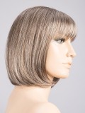 Perücke Sue Mono: klassischer Bob mit Pony, Ansatz-Effekt (rooted) und Balayage (mix), leichte synthetische Faser am r
