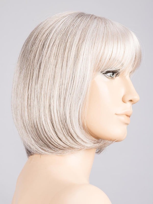 Perücke Sue Mono: klassischer Bob mit Pony, Ansatz-Effekt (rooted) und Balayage (mix), leichte synthetische Faser am r