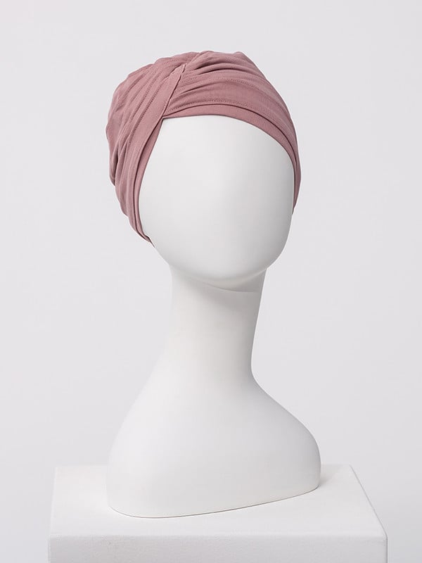 Misa-Mütze von Christine Headwear aus Baumwolle, mit eleganten Falten und gedrehtem Detail oben, in Navy oder Rosenquarz